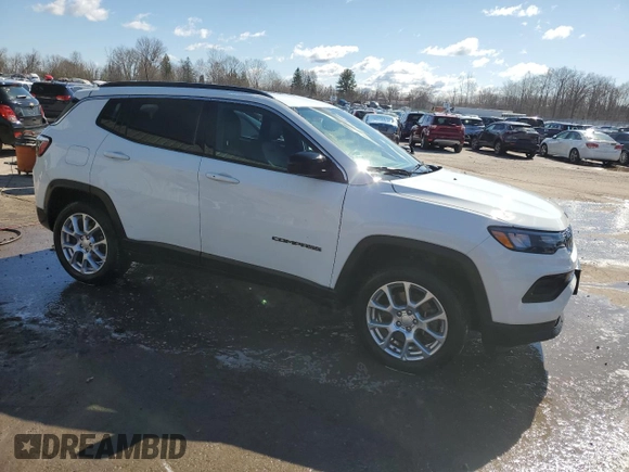 2024 Jeep Compass Latitude Lux с VIN 3C4NJDFN1RT593929, выставлен на аукционе Copart как лот 53492725 с пробегом 14 033 миль миль и Списание • Salvage title. История ставок и продаж доступна на DreamBid. Изображение 4.