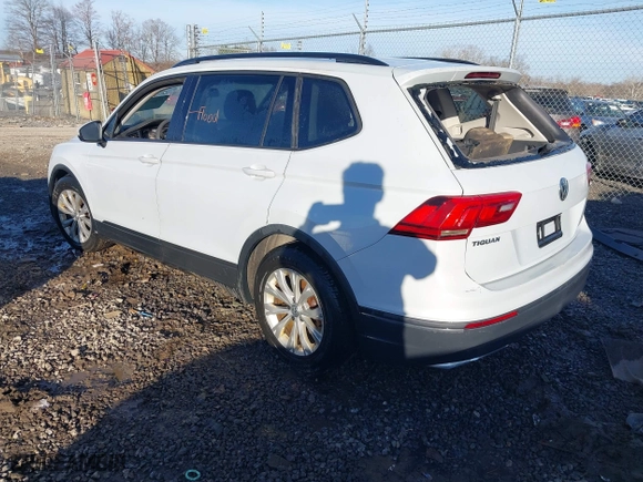 2018 Volkswagen Tiguan S with VIN 3VV1B7AX2JM066312, listed as a IAAI auction lot 41641390 with 133,000 mi miles. Bid and sale history available at carsss.com. Image 3.