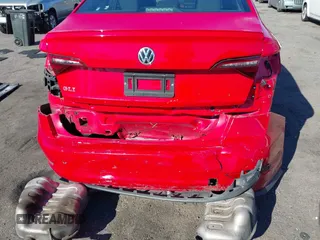 2019 Volkswagen Jetta GLI S z VIN 3VW5T7BU3KM225015, wystawiony jako IAAI lot #41352228 z przebiegiem 96 874 mil mil oraz . Historia ofert i sprzedaży dostępna na DreamBid. Obrazek 6.