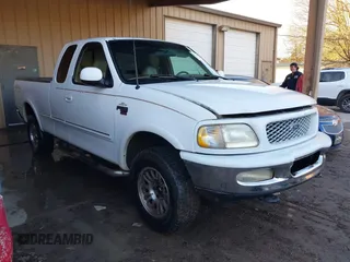 1998 Ford F-150 z VIN 1FTZX18W5WNB68293, wystawiony jako IAAI lot #41403989 z przebiegiem 217 473 mil mil oraz . Historia ofert i sprzedaży dostępna na DreamBid. Obrazek 1.