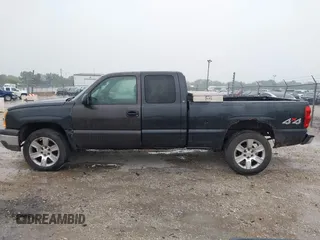 2005 Chevrolet Silverado 1500 Z71 z VIN 1GCEK19B75Z258531, wystawiony jako IAAI lot #42361011 z przebiegiem 167 717 mil mil oraz . Historia ofert i sprzedaży dostępna na DreamBid. Obrazek 14.