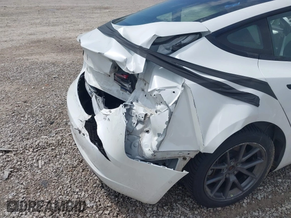 2022 Tesla Model 3 Long Range z VIN 5YJ3E1EB4NF165427, wystawiony jako IAAI lot #42290413 z przebiegiem 73 493 mil mil oraz . Historia ofert i sprzedaży dostępna na DreamBid. Obrazek 11.