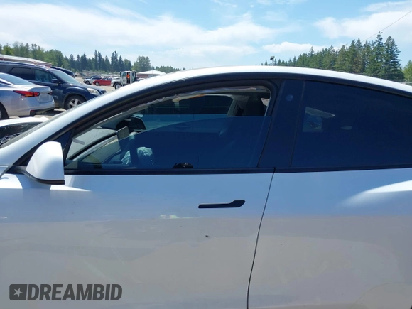 2022 Tesla Model Y Long Range z VIN 7SAYGDEE9NF509655, wystawiony jako IAAI lot #42433796 z przebiegiem 46 936 mil mil oraz . Historia ofert i sprzedaży dostępna na DreamBid. Obrazek 14.