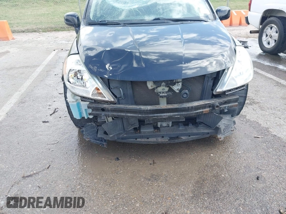 2008 Nissan Versa S z VIN 3N1BC11EX8L446772, wystawiony jako IAAI lot #41824455 z przebiegiem 145 793 mil mil oraz . Historia ofert i sprzedaży dostępna na DreamBid. Obrazek 6.