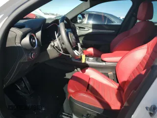2024 Alfa Romeo Stelvio Ti z VIN ZASPAKBN3R7D71620, wystawiony jako Copart lot #80831844 z przebiegiem 6 354 mil mil oraz Szkoda całkowita • Salvage title. Historia ofert i sprzedaży dostępna na DreamBid. Obrazek 7.