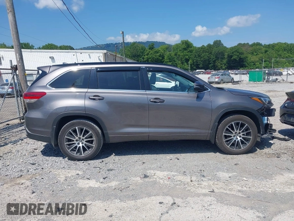 2018 Toyota Highlander SE with VIN 5TDJZRFH1JS895847, listed as a IAAI auction lot 42667973 with 93,876 mi miles and . Bid and sale history available at DreamBid. Image 14.