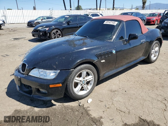 2000 BMW Z3 2.5 z VIN 4USCH9341YLF86451, wystawiony jako Copart lot #49142145 z przebiegiem 229 846 mil mil oraz Szkoda całkowita • Salvage title. Historia ofert i sprzedaży dostępna na DreamBid. Obrazek 1.