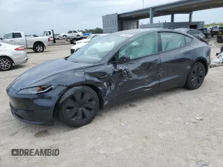 2024 Tesla Model 3 z VIN 5YJ3E1EA3RF858616, wystawiony jako Copart lot #50516595 z przebiegiem 4076 mil mil oraz Szkody całkowita. Historia ofert i sprzedaży dostępna na DreamBid. Obrazek 1.
