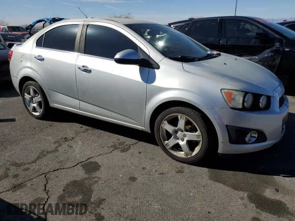 2015 Chevrolet Sonic LTZ z VIN 1G1JE5SBXF4100957, wystawiony jako Copart lot #46515715 z przebiegiem 117 258 mil mil oraz Czysty tytuł • Clean title. Historia ofert i sprzedaży dostępna na DreamBid. Obrazek 4.