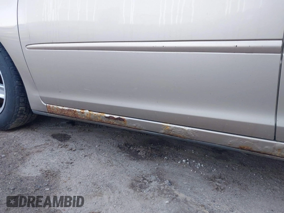 2003 Toyota Camry LE z VIN 4T1BF32K03U562089, wystawiony jako IAAI lot #42213639 z przebiegiem 281 054 mil mil oraz . Historia ofert i sprzedaży dostępna na DreamBid. Obrazek 14.