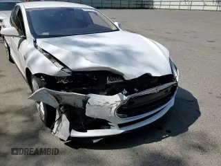 2013 Tesla Model S с VIN 5YJSA1CN3DFP05949, выставлен на аукционе Copart как лот 61244825 с пробегом 174 022 миль миль и Списание • Salvage title. История ставок и продаж доступна на DreamBid. Изображение 15.