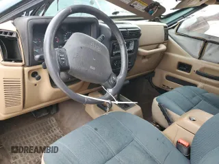 2000 Jeep Wrangler Sahara z VIN 1J4FA59S5YP803327, wystawiony jako Copart lot #44382505 z przebiegiem Nie podano mil oraz Szkoda całkowita • Salvage title. Historia ofert i sprzedaży dostępna na DreamBid. Obrazek 8.