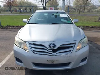 2011 Toyota Camry LE z VIN 4T1BF3EK2BU605745, wystawiony jako IAAI lot #42025820 z przebiegiem 156 094 mil mil oraz . Historia ofert i sprzedaży dostępna na DreamBid. Obrazek 12.