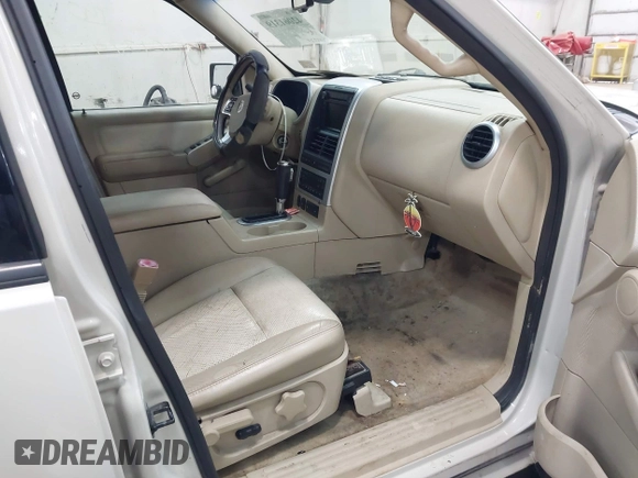 2006 Mercury Mountaineer Premier z VIN 4M2EU48856UJ25700, wystawiony jako IAAI lot #42061319 z przebiegiem 183 229 mil mil oraz . Historia ofert i sprzedaży dostępna na DreamBid. Obrazek 5.