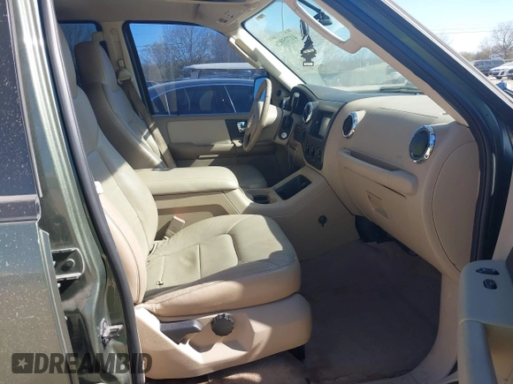 2005 Ford Expedition Special Service with VIN 1FMPU16535LA43096, listed as a IAAI auction lot 41725926 with 172,359 mi miles. Bid and sale history available at carsss.com. Image 5.