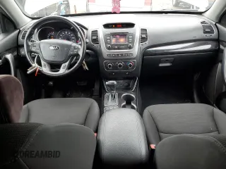 2014 Kia Sorento LX z VIN 5XYKT4A79EG480012, wystawiony jako Copart lot #80618754 z przebiegiem 213 740 mil mil oraz Czysty tytuł • Clean title. Historia ofert i sprzedaży dostępna na DreamBid. Obrazek 8.