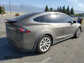 2016 Tesla Model X 70D z VIN 5YJXCBE23GF010836, wystawiony jako Copart lot #57512055 z przebiegiem 115 475 mil mil oraz Szkody całkowita. Historia ofert i sprzedaży dostępna na DreamBid. Obrazek 3.
