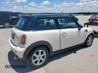 2010 MINI Hardtop z VIN WMWMF3C52ATZ66811, wystawiony jako Copart lot #62948155 z przebiegiem 170 347 mil mil oraz Czysty tytuł • Clean title. Historia ofert i sprzedaży dostępna na DreamBid. Obrazek 3.