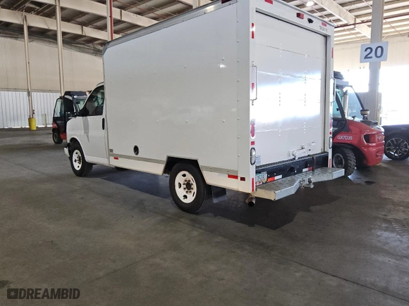 2021 GMC Savana Commercial Cutaway with VIN 1GDY7RF76M1211125, listed as a Copart auction lot 86904144 with NaN miles and Clean Title. Bid and sale history available at carsss.com. Image 2.