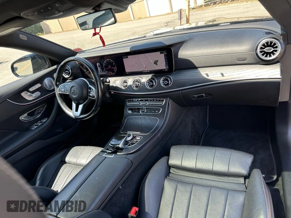 2020 Mercedes-Benz E z VIN W1K1J6JBXLF140004, wystawiony jako Copart lot #55652425 z przebiegiem 54 285 mil mil oraz Czysty tytuł • Clean title. Historia ofert i sprzedaży dostępna na DreamBid. Obrazek 8.