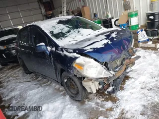 2008 Nissan Versa S z VIN 3N1BC13E28L374656, wystawiony jako IAAI lot #41593776 z przebiegiem Nie podano mil oraz . Historia ofert i sprzedaży dostępna na DreamBid. Obrazek 1.