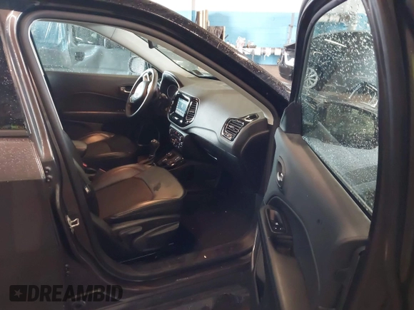 2021 Jeep Compass Latitude z VIN 3C4NJDBB3MT526057, wystawiony jako IAAI lot #42186267 z przebiegiem 32 393 mil mil oraz . Historia ofert i sprzedaży dostępna na DreamBid. Obrazek 5.