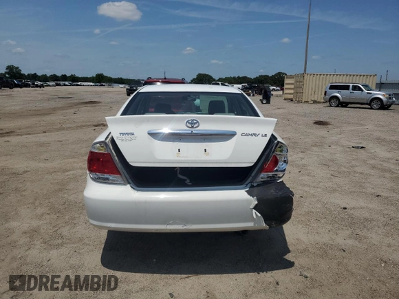 2005 Toyota Camry STD z VIN 4T1BE32K45U024498, wystawiony jako Copart lot #57498975 z przebiegiem 212 549 mil mil oraz Szkoda całkowita • Salvage title. Historia ofert i sprzedaży dostępna na DreamBid. Obrazek 6.
