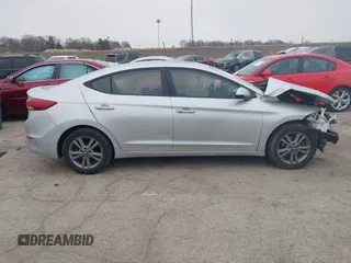 2017 Hyundai Elantra SE z VIN 5NPD84LF1HH166995, wystawiony jako IAAI lot #41511180 z przebiegiem 76 739 mil mil oraz . Historia ofert i sprzedaży dostępna na DreamBid. Obrazek 13.