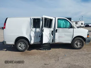 2019 Chevrolet Express Cargo z VIN 1GCWGAFP0K1312719, wystawiony jako IAAI lot #42209808 z przebiegiem 99 944 mil mil oraz . Historia ofert i sprzedaży dostępna na DreamBid. Obrazek 13.