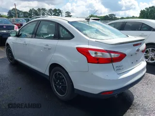 2013 Ford Focus SE z VIN 1FADP3F22DL216627, wystawiony jako IAAI lot #42263314 z przebiegiem 145 937 mil mil oraz . Historia ofert i sprzedaży dostępna na DreamBid. Obrazek 3.