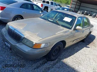 1999 Mercury Grand Marquis GS z VIN 2MEFM74W6XX626426, wystawiony jako IAAI lot #42231219 z przebiegiem 121 406 mil mil oraz . Historia ofert i sprzedaży dostępna na DreamBid. Obrazek 2.