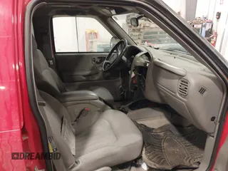 2004 Chevrolet Blazer LS z VIN 1GNDT13X34K157353, wystawiony jako IAAI lot #41089017 z przebiegiem 104 539 mil mil oraz . Historia ofert i sprzedaży dostępna na DreamBid. Obrazek 5.