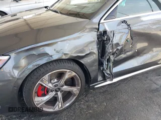 2024 Audi S3 Prestige z VIN WAUJ3DGY8RA067514, wystawiony jako IAAI lot #42086328 z przebiegiem 11 049 mil mil oraz . Historia ofert i sprzedaży dostępna na DreamBid. Obrazek 6.