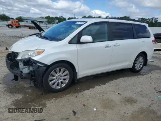 2011 Toyota Sienna XLE z VIN 5TDDK3DC1BS005600, wystawiony jako Copart lot #57795425 z przebiegiem 176 883 mil mil oraz Szkody całkowita. Historia ofert i sprzedaży dostępna na DreamBid. Obrazek 1.