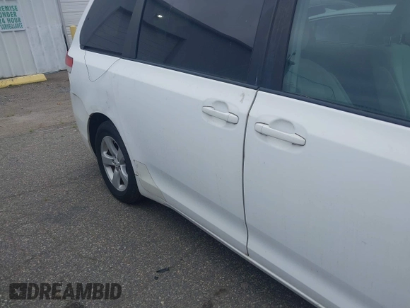 2011 Toyota Sienna LE AAS z VIN 5TDKK3DC7BS051343, wystawiony jako IAAI lot #42611095 z przebiegiem 211 223 mil mil oraz . Historia ofert i sprzedaży dostępna na DreamBid. Obrazek 6.