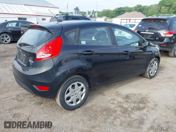 2013 Ford Fiesta SE z VIN 3FADP4EJ0DM149488, wystawiony jako IAAI lot #42373815 z przebiegiem 195 835 mil mil oraz . Historia ofert i sprzedaży dostępna na DreamBid. Obrazek 4.