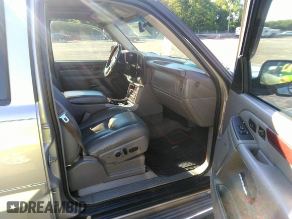 2005 Cadillac Escalade EXT z VIN 3GYEK62NX5G288196, wystawiony jako IAAI lot #42288294 z przebiegiem 94 464 mil mil oraz . Historia ofert i sprzedaży dostępna na DreamBid. Obrazek 5.
