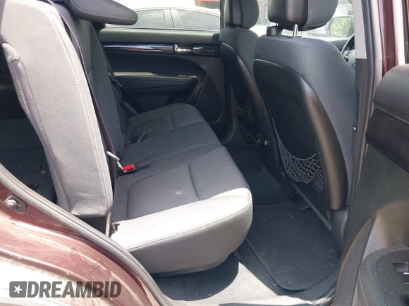 2012 Kia Sorento LX z VIN 5XYKT4A69CG257313, wystawiony jako IAAI lot #42444790 z przebiegiem 125 537 mil mil oraz . Historia ofert i sprzedaży dostępna na DreamBid. Obrazek 8.