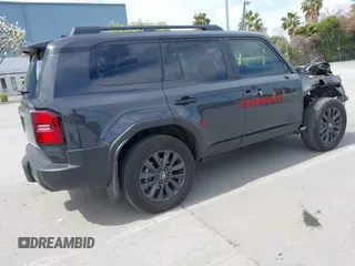 2024 Toyota Land Cruiser z VIN JTEABFAJ0R5007650, wystawiony jako IAAI lot #41981390 z przebiegiem 5 629 mil mil oraz . Historia ofert i sprzedaży dostępna na DreamBid. Obrazek 4.