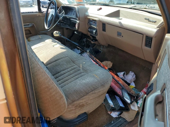 1990 Ford F-250 z VIN 2FTHF26H4LCA00395, wystawiony jako Copart lot #60321695 z przebiegiem 50 927 mil mil oraz Szkoda całkowita • Salvage title. Historia ofert i sprzedaży dostępna na DreamBid. Obrazek 8.