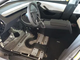 2025 Tesla Model 3 Long Range z VIN 5YJ3E1EB6SF935588, wystawiony jako Copart lot #54360605 z przebiegiem Nie podano mil oraz Szkoda całkowita • Salvage title. Historia ofert i sprzedaży dostępna na DreamBid. Obrazek 7.