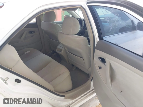 2011 Toyota Camry LE z VIN 4T1BF3EK6BU631409, wystawiony jako IAAI lot #42313431 z przebiegiem 117 409 mil mil oraz . Historia ofert i sprzedaży dostępna na DreamBid. Obrazek 8.