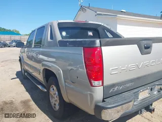2005 Chevrolet Avalanche LS with VIN 3GNEC12Z15G108703, listed as a IAAI auction lot 42034777 with 253,209 mi miles. Bid and sale history available at carsss.com. Image 3.