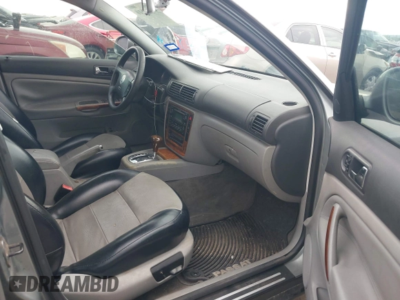 2004 Volkswagen Passat GLX z VIN WVWRH63B44P197011, wystawiony jako IAAI lot #42019610 z przebiegiem 151 540 mil mil oraz . Historia ofert i sprzedaży dostępna na DreamBid. Obrazek 5.