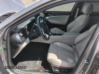 2022 Genesis G70 2.0T z VIN KMTG34TA2NU095874, wystawiony jako Copart lot #56803375 z przebiegiem 61 492 mil mil oraz Szkoda całkowita • Salvage title. Historia ofert i sprzedaży dostępna na DreamBid. Obrazek 7.
