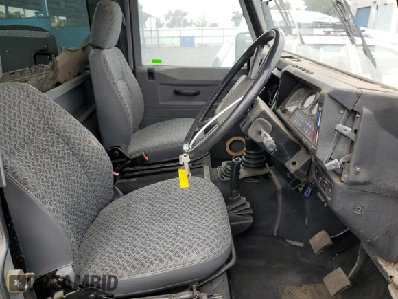 1990 Land Rover Defender z VIN SALLDVAF7HA478978, wystawiony jako Copart lot #65643315 z przebiegiem 76 116 mil mil oraz Czysty tytuł • Clean title. Historia ofert i sprzedaży dostępna na DreamBid. Obrazek 7.