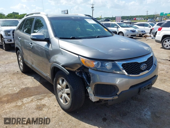 2013 Kia Sorento LX z VIN 5XYKTDA24DG349430, wystawiony jako IAAI lot #42549811 z przebiegiem 204 664 mil mil oraz . Historia ofert i sprzedaży dostępna na DreamBid. Obrazek 1.