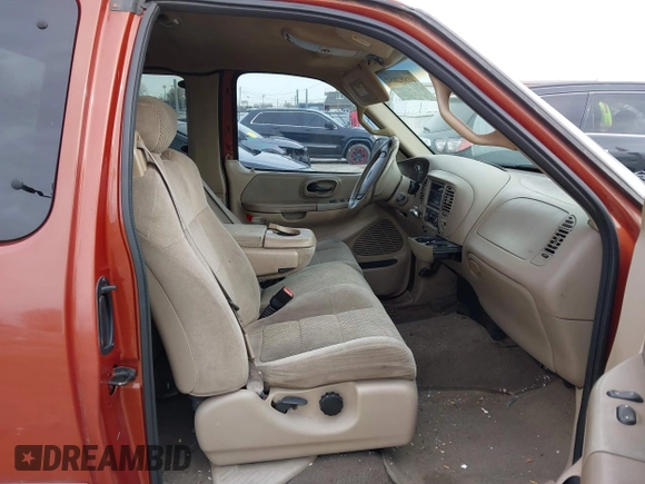 2001 Ford F-150 XL z VIN 1FTRX17W61NA63398, wystawiony jako IAAI lot #41882852 z przebiegiem 179 573 mil mil oraz . Historia ofert i sprzedaży dostępna na DreamBid. Obrazek 5.