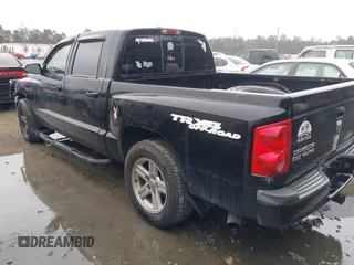 2007 Dodge Dakota SLT z VIN 1D7HW48P87S271192, wystawiony jako IAAI lot #41421142 z przebiegiem 198 588 mil mil oraz . Historia ofert i sprzedaży dostępna na DreamBid. Obrazek 3.