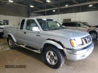 2000 Nissan Frontier XE z VIN 1N6ED26Y2YC369789, wystawiony jako Copart lot #53255695 z przebiegiem 165 792 mil mil oraz Czysty tytuł • Clean title. Historia ofert i sprzedaży dostępna na DreamBid. Obrazek 4.